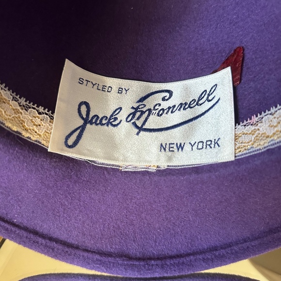 ONE OF A KIND DESIGNER JACK MCCONNELL VINTAGE PURPLE FELT HAT + FEATHER DETAILS - Picture 11 of 11